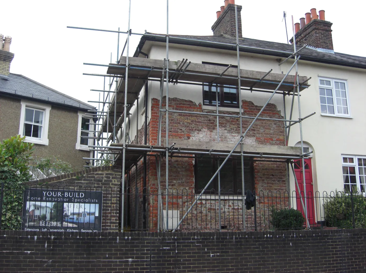 An end-of-terrace brought back to life: render, insulation and the garden