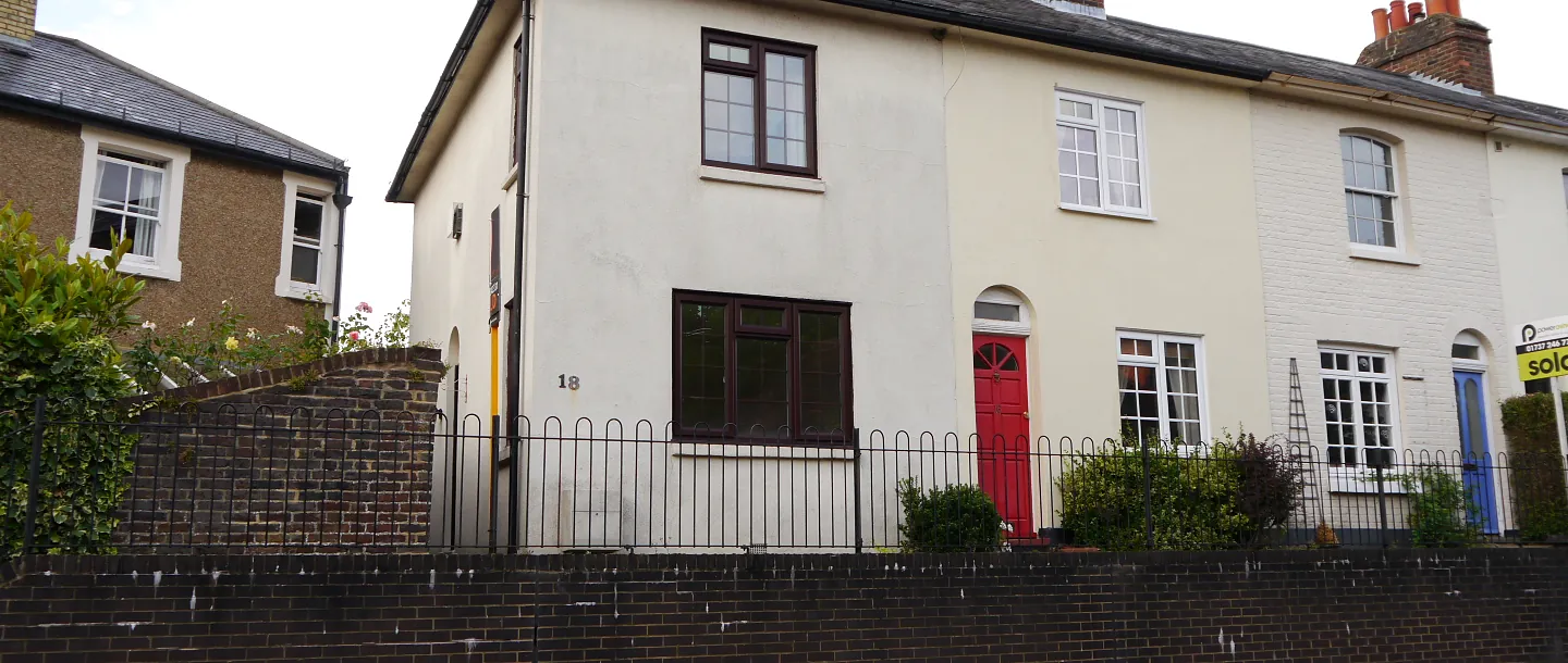 An end-of-terrace brought back to life, extended on two floors